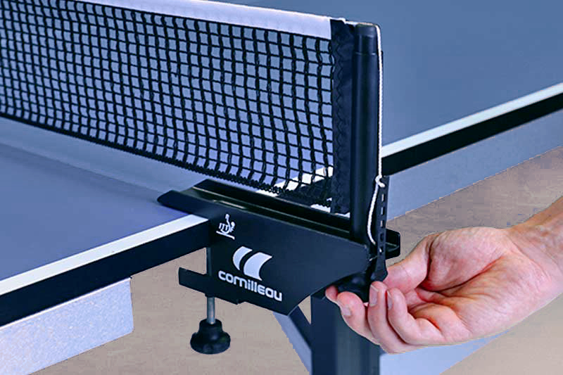 hand adjusting the net of the Cornilleau 610 ITTF competition table tennis table